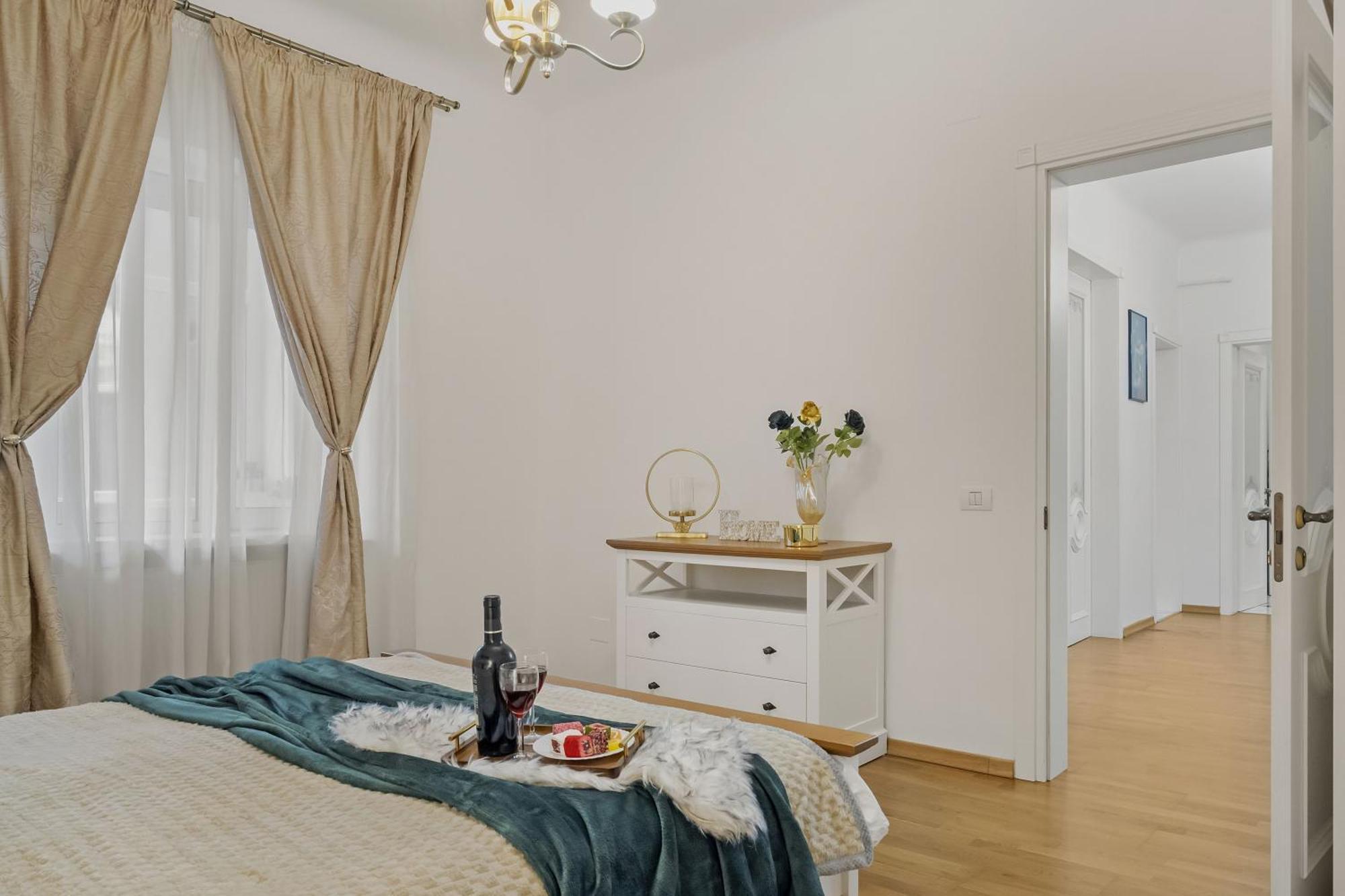 Sweet Luxury Three Rooms Apartment City Center Universitate Bukarest Eksteriør billede