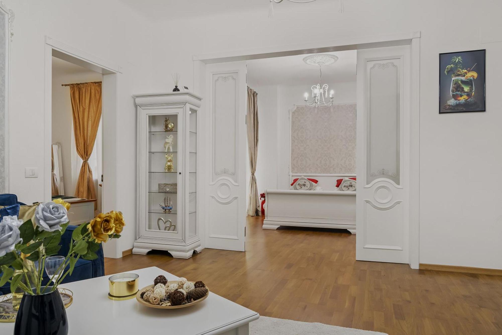 Sweet Luxury Three Rooms Apartment City Center Universitate Bukarest Eksteriør billede