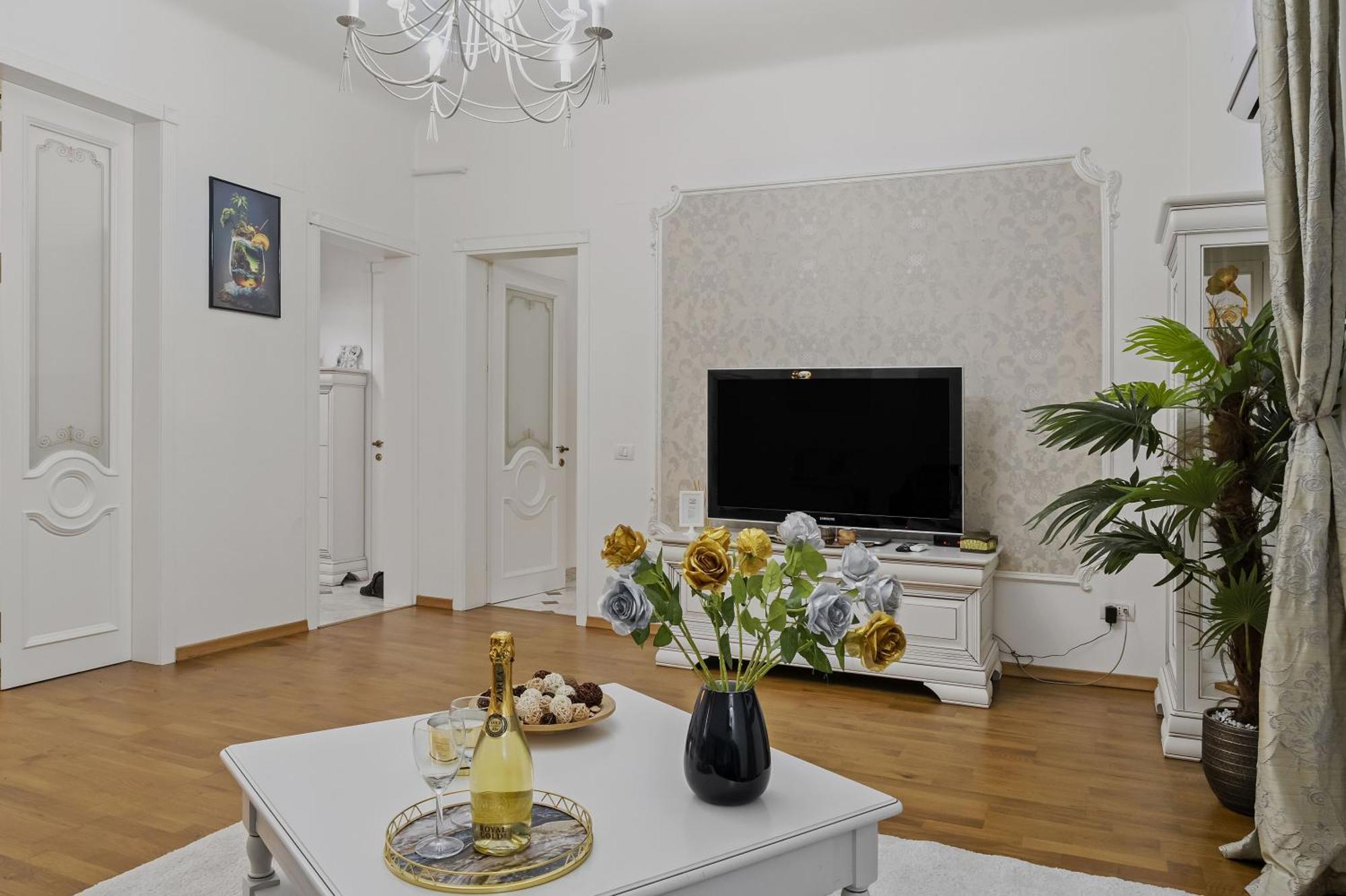 Sweet Luxury Three Rooms Apartment City Center Universitate Bukarest Eksteriør billede